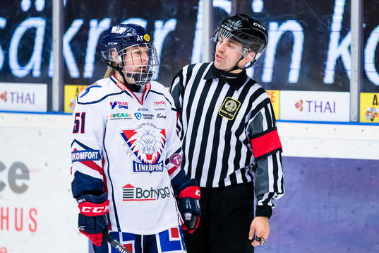 Linköpings Pernilla Winberg samtalar med domare Hampus