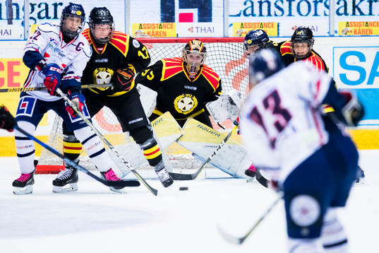 Brynäs målvakt Ellen Jonsson följer pucken på ett skott