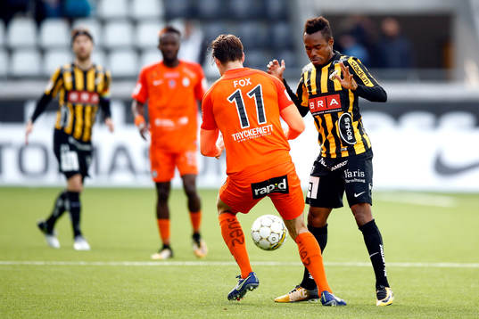 AFC Eskilstunas Andrew Fox och Häckens Nasiru Mohammed