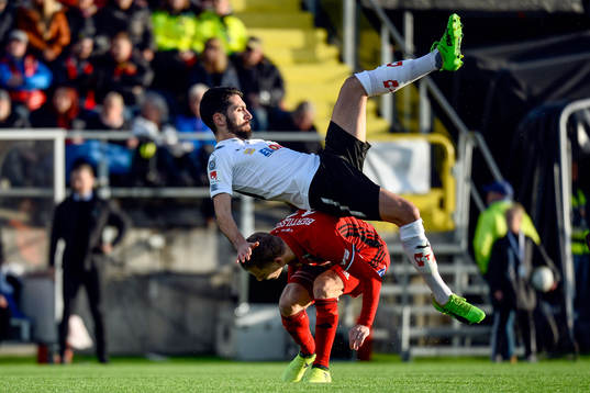 Östersunds Johan Bertilsson och Örebros Nahir Besara
