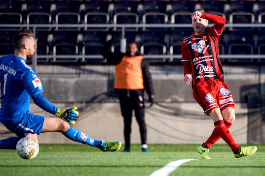 Östersunds Johan Bertilsson gör 1-0 bakom Örebros