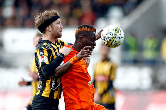 Häckens Rasmus Lindgren och AFC Eskilstunas Mohamed Buya