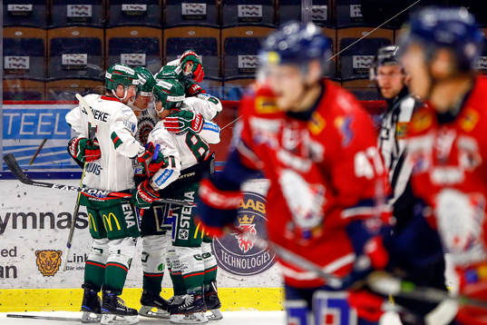 Frölundas Carl Grundström jublar med lagkamrater