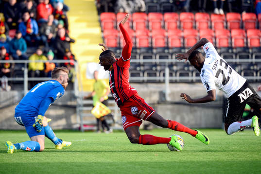Örebros målvakt Oscar Jansson och Maic Sema kan inte