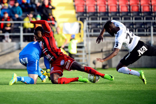 Örebros målvakt Oscar Jansson och Maic Sema kan inte