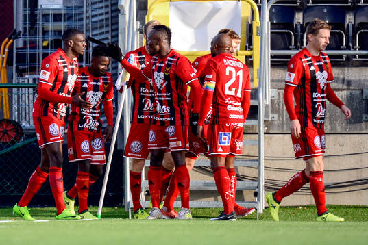 Östersunds Frank Arhin jublar med lagkamrater