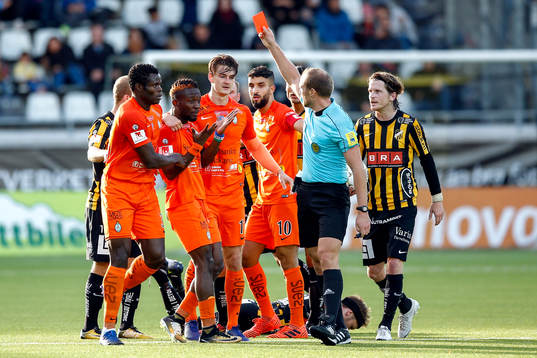 AFC Eskilstunas Mohamed Buya Turay får rött kort av