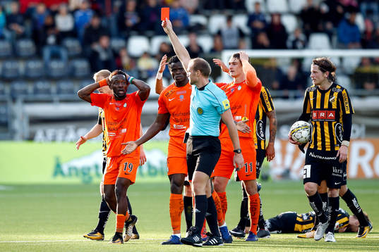 AFC Eskilstunas Mohamed Buya Turay får rött kort av