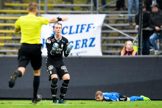 Domare Johan Hamlin dömer straff och IFK Göteborgs