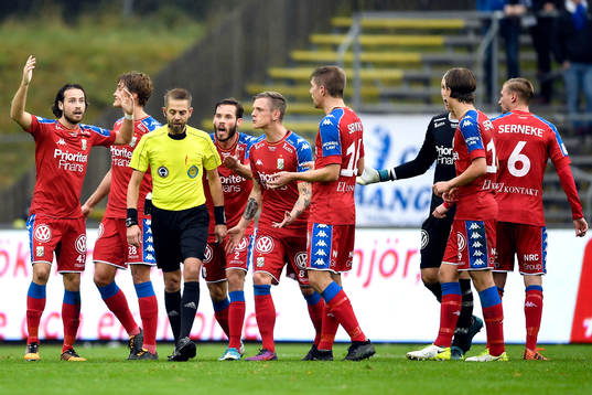 IFK Göteborgs spelare protesterar mot domare Johan Hamlin