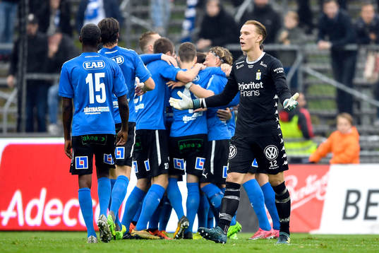 IFK Göteborgs målvakt Pontus Dahlberg protesterar och