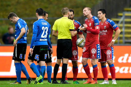 IFK Göteborgs Sebastian Eriksson protesterar hos domare