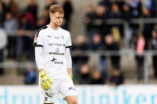 Halmstads målvakt Malkolm Nilsson deppar