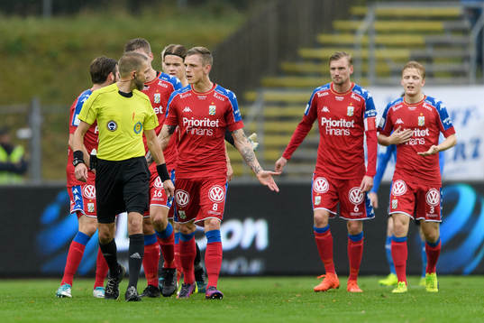 IFK Göteborgs spelare reagerar på domslut