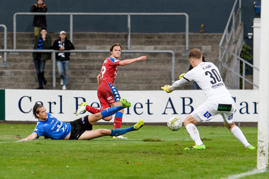 IFK Göteborgs August Erlingmark med skott på Halmstads