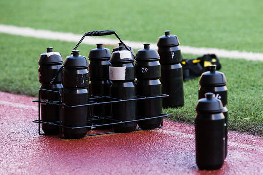 Vattenflaskor innan fotbollsmatchen i Damallsvenskan mellan