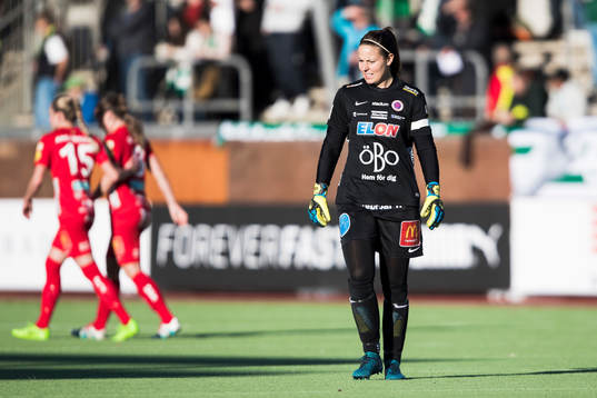Örebros målvakt Carola Söberg deppar