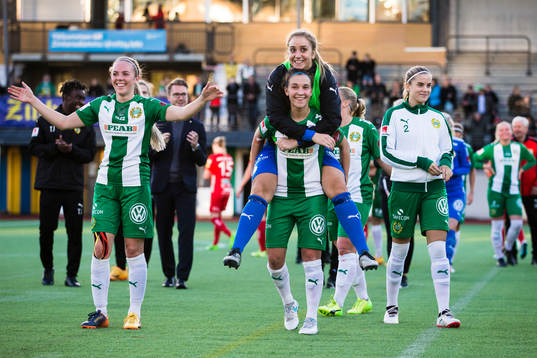 Hammarbys Julia Zigiotti Olme (m) jublar med målvakt