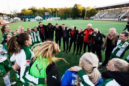 Hammarbys spelare och ledare jublar