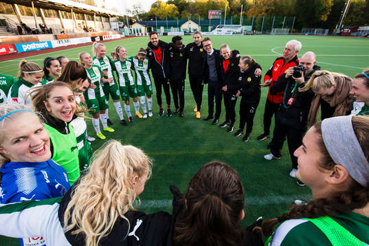 Hammarbys spelare och ledare jublar