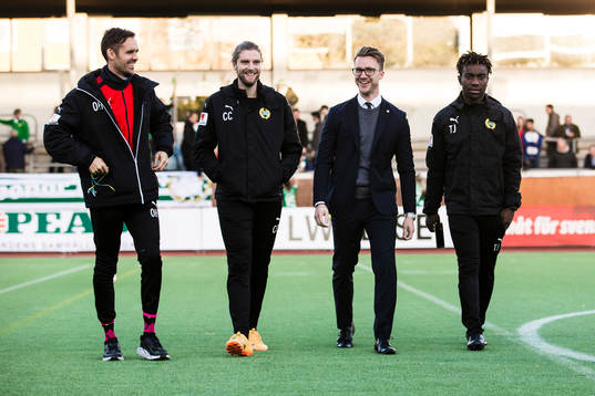 Hammarbys tränare Olof Unogård (tvåa fr höger) med