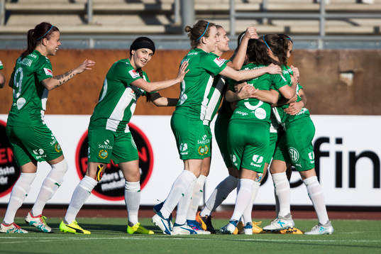 Hammarbys Julia Zigiotti Olme jublar med lagkamrater