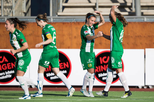Hammarbys Julia Zigiotti Olme jublar med Filippa Angeldal