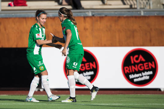 Hammarbys Julia Zigiotti Olme jublar med Filippa Angeldal