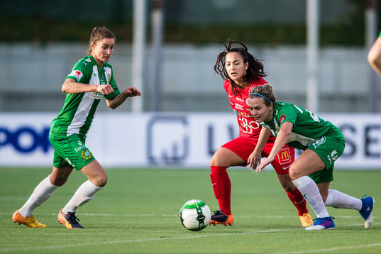 Örebros Michelle De Jong i kamp om bollen med Hammarbys