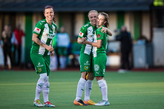 Hammarbys Julia Zigiotti Olme jublar med Cathrine