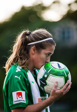 Hammarbys Filippa Angeldal kysser en boll