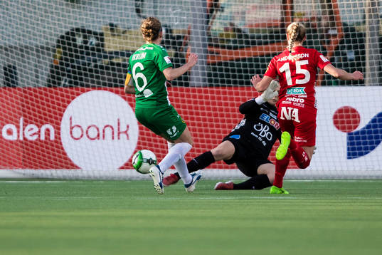 Hammarbys Olga Ekblom gör 6-1 bakom Örebros målvakt Nora