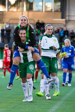 Hammarbys Julia Zigiotti Olme jublar med målvakt Patricia