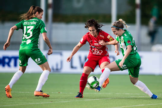 Örebros Michelle De Jong i kamp om bollen med Hammarbys