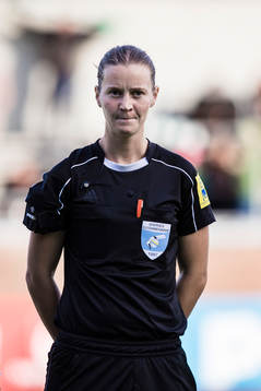 Domare Lovisa Johansson innan fotbollsmatchen i