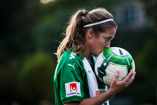 Hammarbys Filippa Angeldal kysser en boll