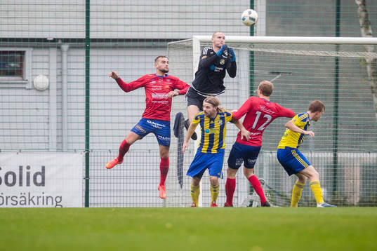 Eskilsminnes målvakt Anton Olsson räddar