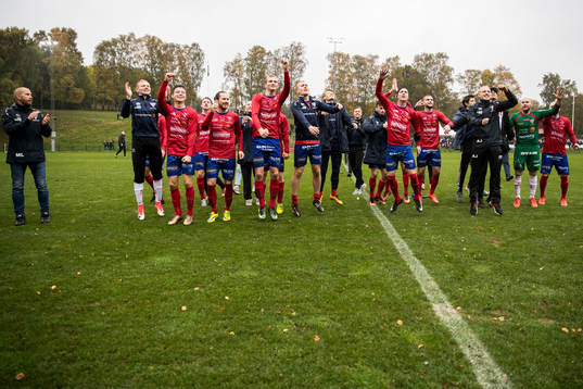 Tvååkers spelare jublar