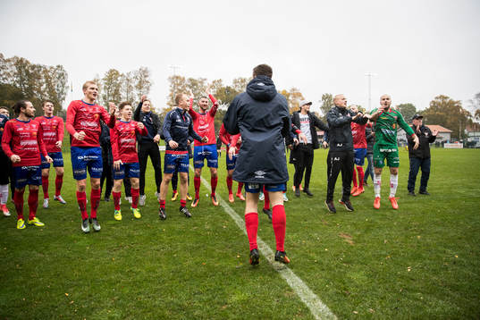 Tvååkers spelare jublar