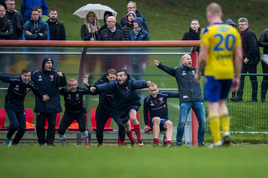 Tvååkers tränare Mattias Lindström jublar