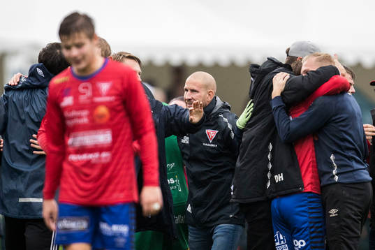 Tvååkers tränare Mattias Lindström jublar