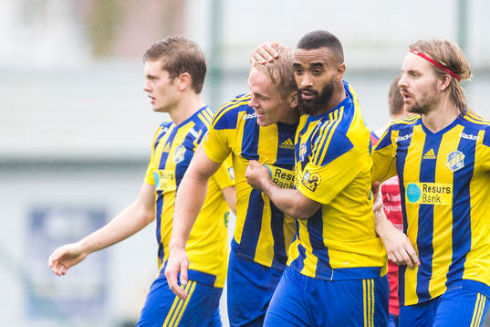 Eskilsminnes spelare jublar