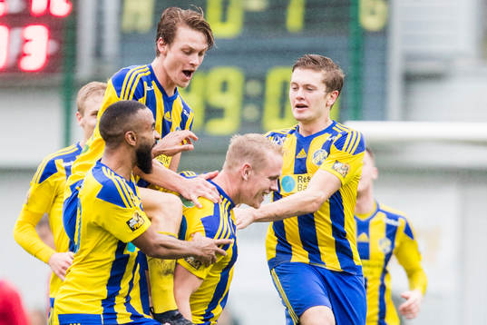 Bläddra bland fler bilder av Fotboll, Division 2 Västra, Eskileminne - Tvååker 