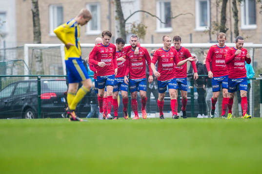 Tvååkers spelare jublar