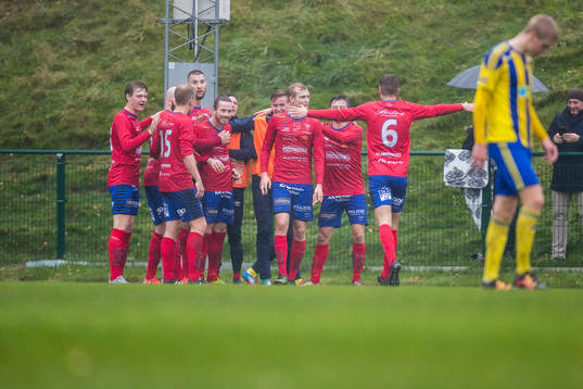 Tvååkers spelare jublar