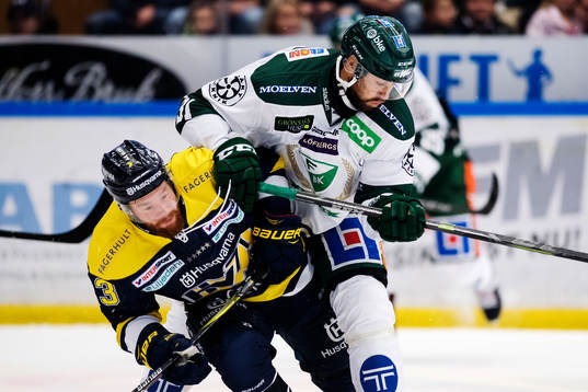 s Robin Figren och Färjestads Dick Axelsson i närkamp