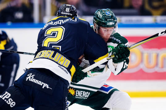 s Kristofer Berglund och Färjestads Per Åslund i närkamp