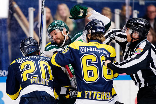 s Lawrence Pilut och Färjestads Dick Axelsson fightas