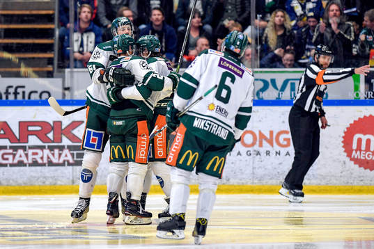 Färjestads Martin Johansson jublar med lagkamrater