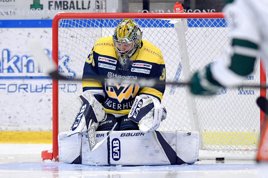 Färjestads Martin Johansson (ej i bild) gör 0-1 bakom